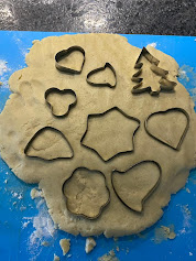 Découpage de la pâte avec un emporte-pièce des biscuits pour elfe farceur