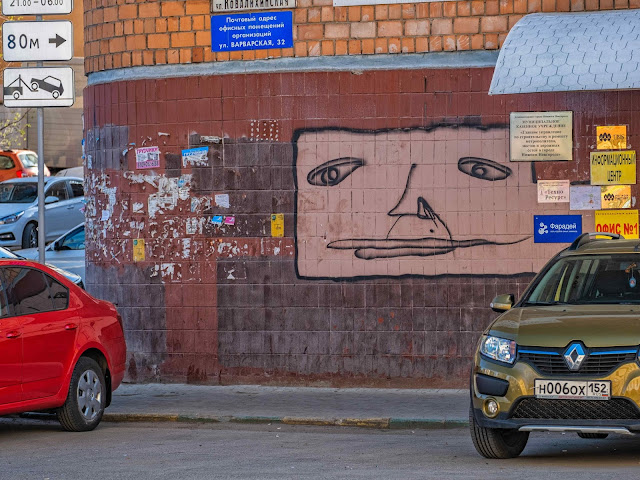 Квадратное лицо на стене дома