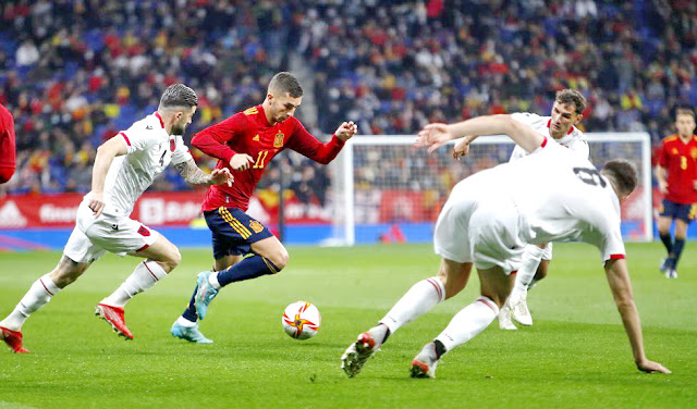 Ferran Torres conduce el balón acosado por Hysaj y Djimsiti. SELECCIÓN DE ESPAÑA 2 SELECCIÓN DE ALBANIA 1 Sábado 26/03/2021, 19:45 horas. Partido internacional amistoso. Cornellá-El Prat, Barcelona. 35.444 espectadores.