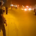 ΑΣΠΡΟΠΥΡΓΟΣ - Ομάδα ατόμων έβαλε φωτιά σε λεωφορείο και επιτέθηκε με πέτρες και μολότοφ σε αστυνομικές δυνάμεις (ΒΙΝΤΕΟ)