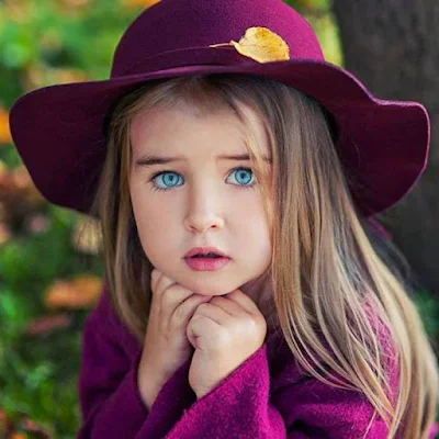 صورة الطفل، بنت صغيرة بقبعة موف