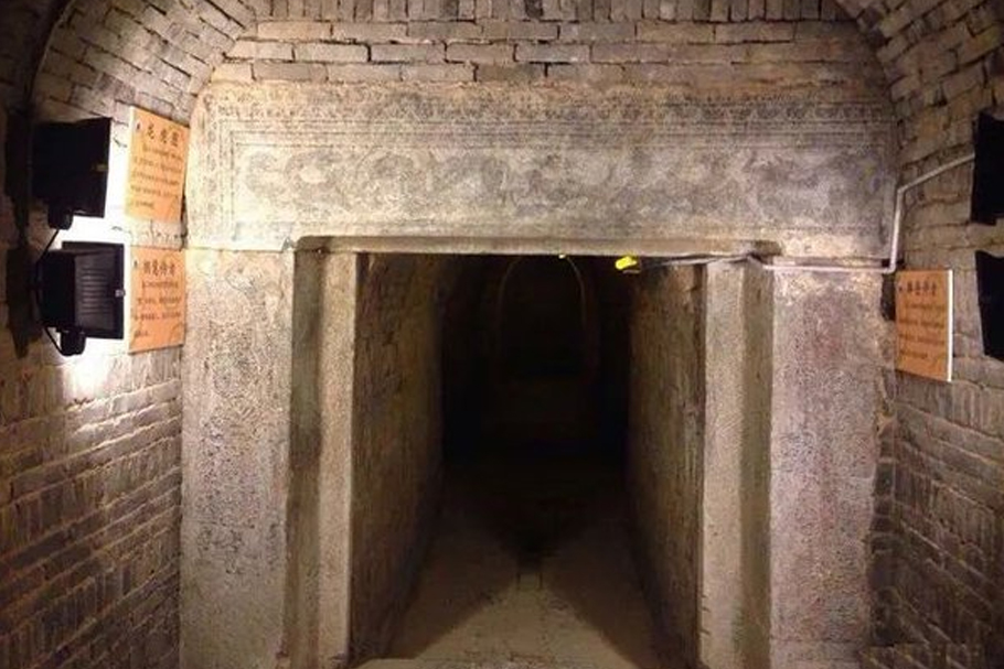 Chinese-archaeologists-found-an-ancient-tomb