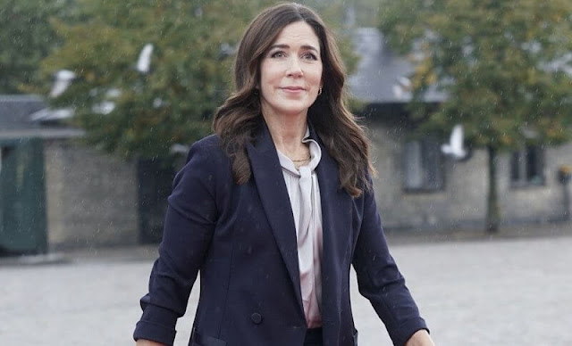 Crown Princess Mary wore double breasted blazer and flared trousers by Imperial Fashion. Hugo Boss Lyabo top