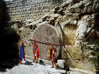 Resultado de imagen de imagenes del sepulcro de Cristo custodiado por los romanos