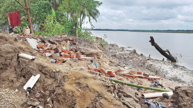 শঙ্খের ভাঙনে হুমকিতে বাঁশখালীর তেচ্ছিপাড়া