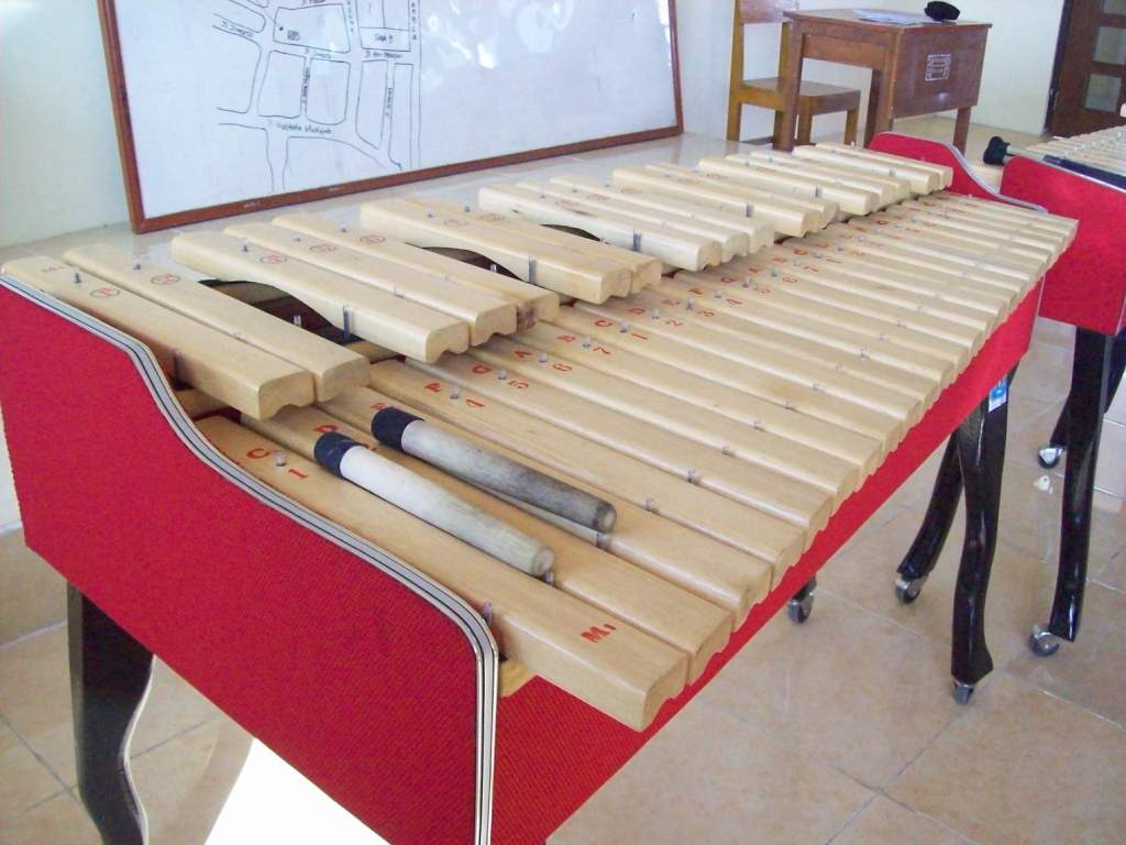 alat musik tradisional beserta  penjelasannya dan gambarnya 