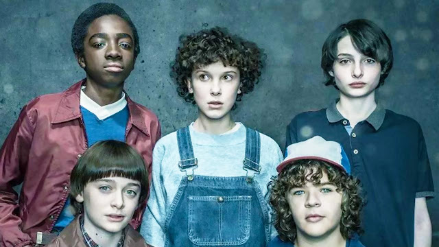 Los protagonistas de la serie de Netflix Stranger Things, Lucas Sinclair, Will Byers, Once (Eleven), Michael "Mike" Wheeler y Dustin Henderson