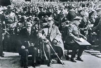 Kanselir Jerman Adolf Hitler dan  Presiden Jerman Paul von Hindenburg