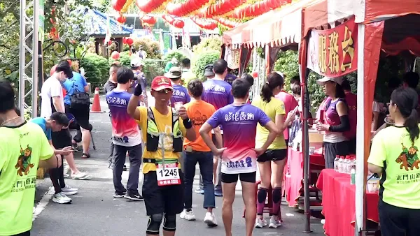 ▲花壇玄門山公益路跑會場還提供點心站供民眾享用。（記者林明佑攝）