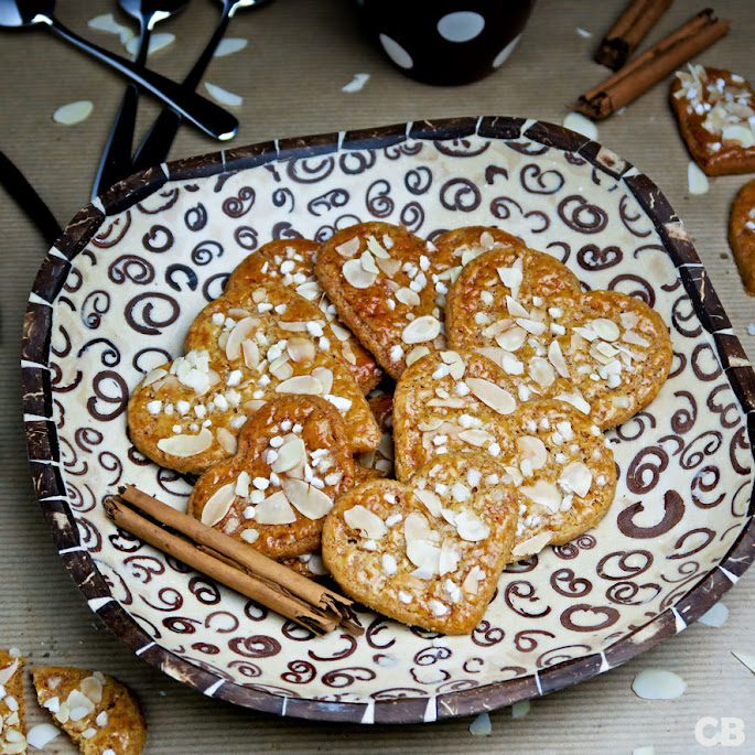 Kaneelkoekjes met greinsuiker en amandeltjes