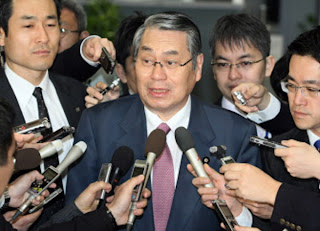 Bộ trưởng Quốc phòng Nhật Bản Naoki Tanaka trước các phóng viên tại văn phòng ở Tokyo, Nhật Bản vào hôm 13.4. Ông Tanaka cho biết một “vật thể bay” của CHDCND Triều Tiên đã rơi xuống đại dương sau một chuyến bay ngắn