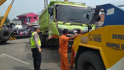 Akibat Mengantuk Dump Truck Tabrak Pembatas Jalan, Satlantas Polresta Tangerang Evakuasi Laka Lantas