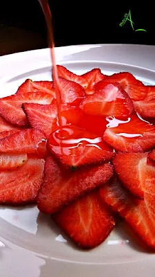 la gelée coulant sur le décor de fraises
