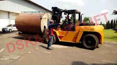 Sebuah Forklift Berkapasitas 10 Ton sedang memindahkan sebuah Tanki di daerah Gunung Putri - Bogor, Jawa Barat