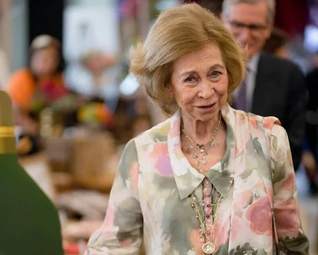 Queen Sofia wore a floral print silk long blouse, and floral print trousers. Vocento Gastronomía and ICEX-Foods