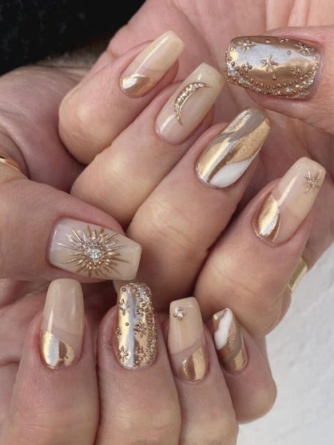 Beige nails with gold lines