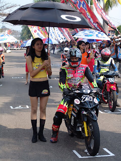 umbrella girl with her speed racer : in start line