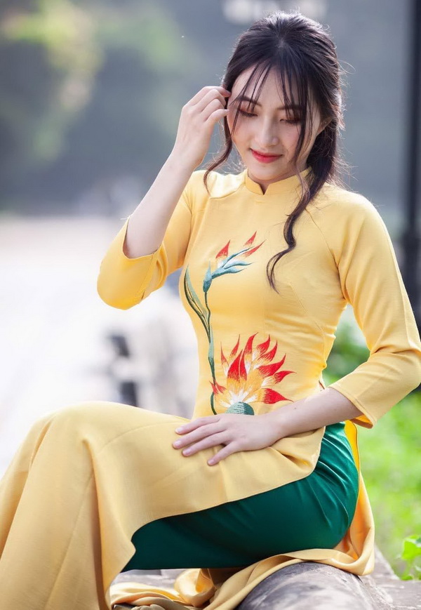 Thiếu nữ ngồi áo dài vàng