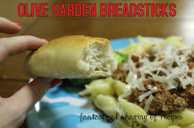 Olive Garden Breadsticks {Copycat} - make your own never-ending basket at home #recipe #bread