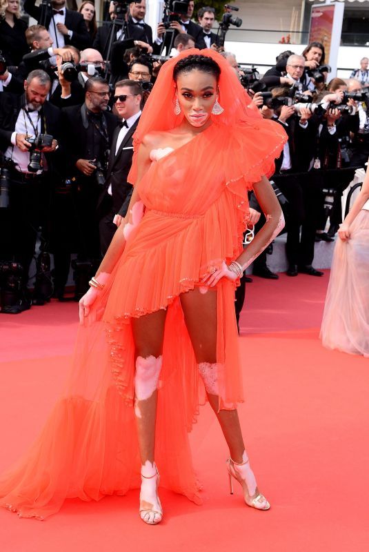 Winnie Harlow en une robe de soirée rouge asyméyrique cannes 2019