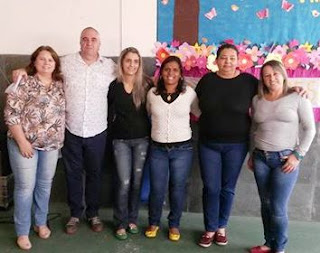 Poeta Hudson Fernandes com a equipe da Escola Marilia Porto