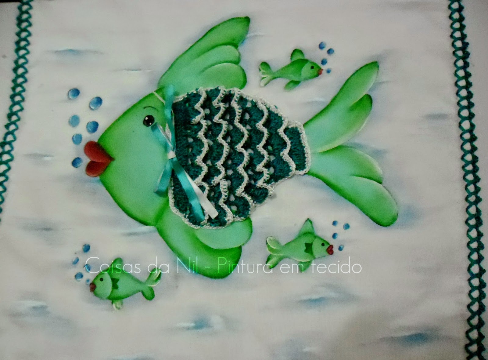 pano de copa com pintura de peixe com o corpo de croche