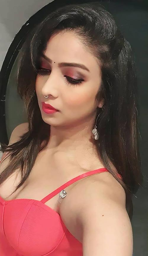 garima maurya cleavage ullu actress