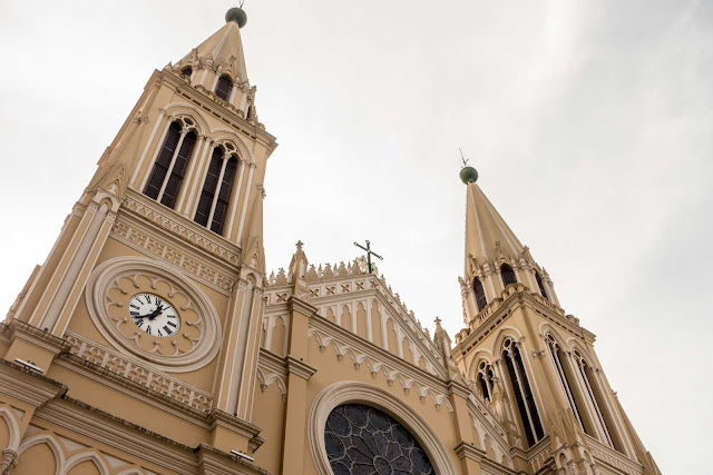 A Catedral de Curitiba - detalhe das torres