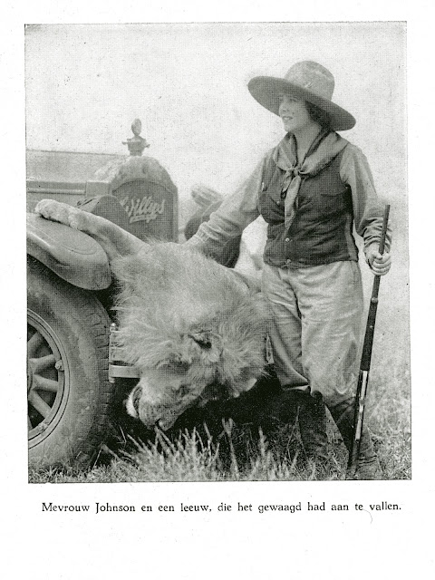 Mevrouw Johnson en een leeuw, die het gewaagd had aan te vallen.