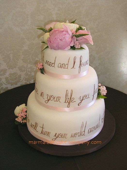 Writing your vows or meaningful lyrics on your wedding cake is a great way 