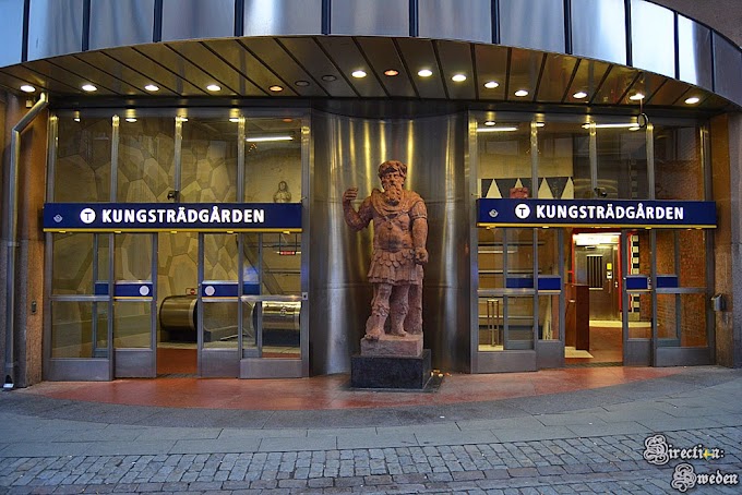 Kungsträdgården - stacja metra i jarmark świąteczny