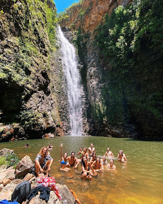 Agatha e Rodrigo em foto com os amigos — Foto: Reprodução/Instagram