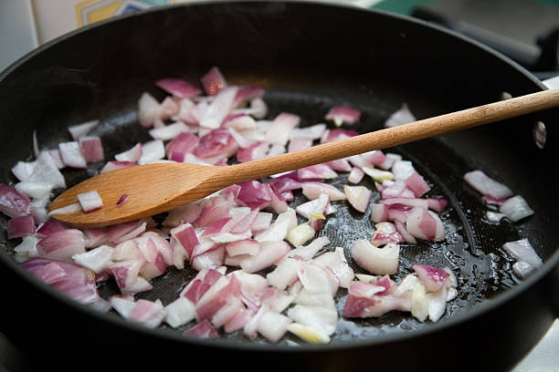 Freír la cebolla cortada en cuadritos, preparación.