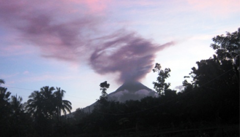 awan berbentuk petruk di atas gunung merapi