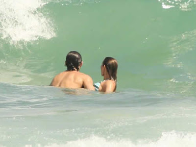Luana Piovani namora com Felipe Simão na praia
