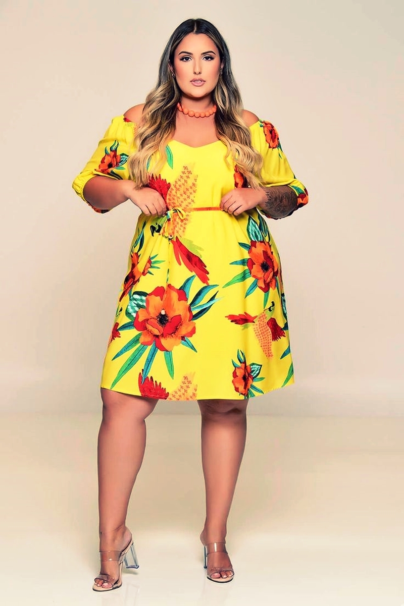 vestido midi plus size com estampa floral vibrante