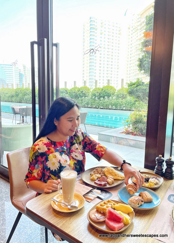 Breakfast in Revier Hotel Dubai
