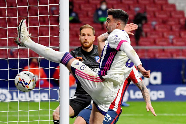 Kike Pérez, ante Oblak, no llega a un centro pasado desde la derecha. CLUB ATLÉTICO DE MADRID 2 REAL VALLADOLID C. F. 0. 05/12/2020. Campeonato de Liga de 1ª División, jornada 12. Madrid, estadio Wanda-Metropolitano.