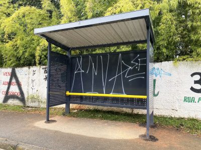 Prefeitura instala novos pontos de ônibus e em uma semana já são vandalizados 