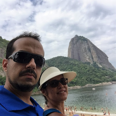 Casal Hibisco com Whey e o pão de açúcar ao fundo