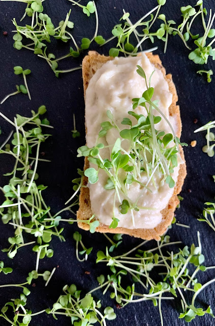 Herbstlicher Pastinaken-Brotaufstrich mit Microgreens #Rezept #glutenfrei #vegan, Dip Aufstrichrezept, Kartoffeln, schnell, einfach, leicht, einfach