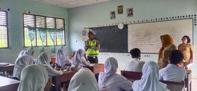 SISWA SMP N 1 TAPIAN DOLOK TERIMA PENYULUHAN TERTIB LALU LINTAS DARI SAT LANTAS POLRES SIMALUNGUN