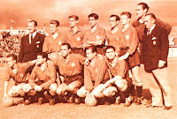 SELECCIÓN DE ESPAÑA. Temporada 1949-50. Dr. Cabot (médico), Gonzalvo II, Puchades, Antúnez, Gabriel Alonso, Gonzalvo III, Ignacio Eizaguirre, Benito Díaz (entrenador); Basora, Rosendo Hernández, Zarra, Igoa y Gaínza. SELECCIÓN DE ESTADOS UNIDOS 1 SELECCIÓN DE ESPAÑA 3. Domingo 25/06/1950, 15:00 horas. IV Copa del Mundo Brasil 1950, fase fina, 1ª fase de grupos, Grupo II, partido 1. Curitiba, Brasil, estadio Durival de Brito. GOLES: 1-0: 17’, John Souza. 1-1: 81’, Igoa. 1-2: 84’, Basora. 1-3: 89’, Zarra.