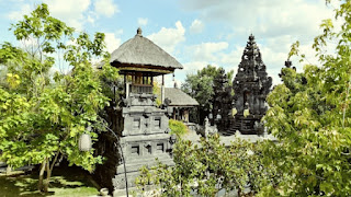 Melihat Keseluruhan Bangunan Pura Terbuat Dari Batu, Terasa di Bali Tapi Tidak! Ini di Belgia