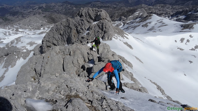 Ruta circular al Pico de Los Asturianos, Canal Parda y Traviesos en el Macizo del Cornión de Picos de Europa, regresando por Reseco