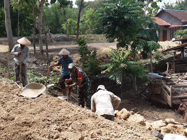 Kodim Sragen - Babinsa Bersama Warga Gotong Royong Pembuatan Saluran Air