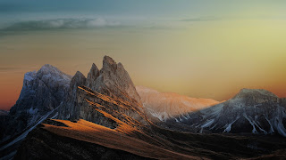 fondo de pantalla de Paisaje de montañas con un poco de sol, amaneciendo 4k