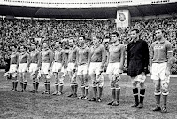 SELECCIÓN DE LA U. R. S. S. - Temporada 1961-62 - Igor Chislenko, Mikhail Meskhi, Eduard Dubinsky, Anatoly Maslyonkin, Valentin Ivanov, Alexei Mamykin, Givi Chokheli, Viktor Ponedelnik, Valery Voronin, Lev Yashin e Igor Netto - UNIÓN SOVIÉTICA 5 (Mamykin 3, Chislenko, Ivanov) URUGUAY 0 - 27/04/1962 - Partido amistoso - Moscú, URSS, estadio Lenin