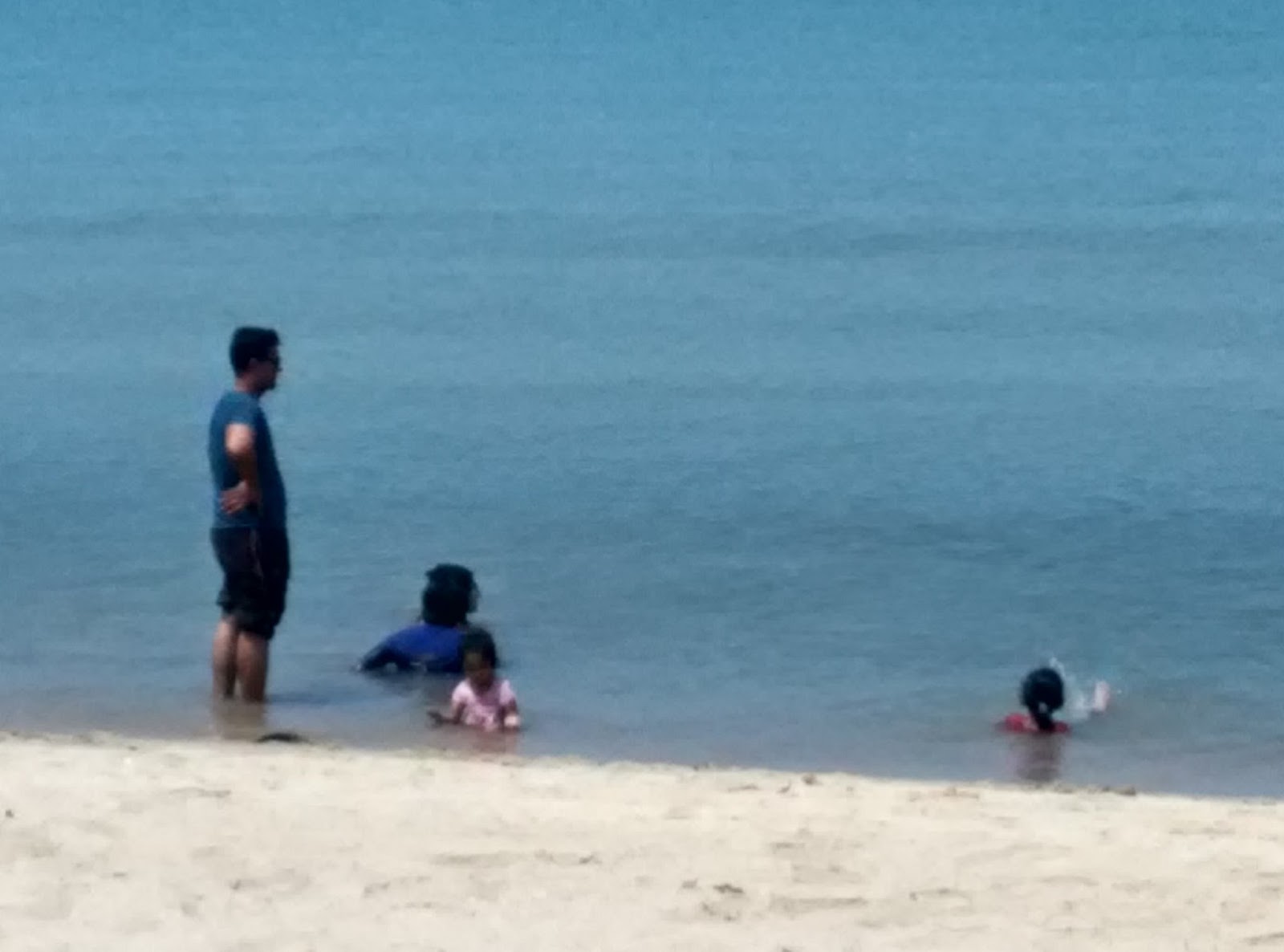 Ragam Anak Anak  Di Pantai  Pengkalan Balak Melaka SURIA 