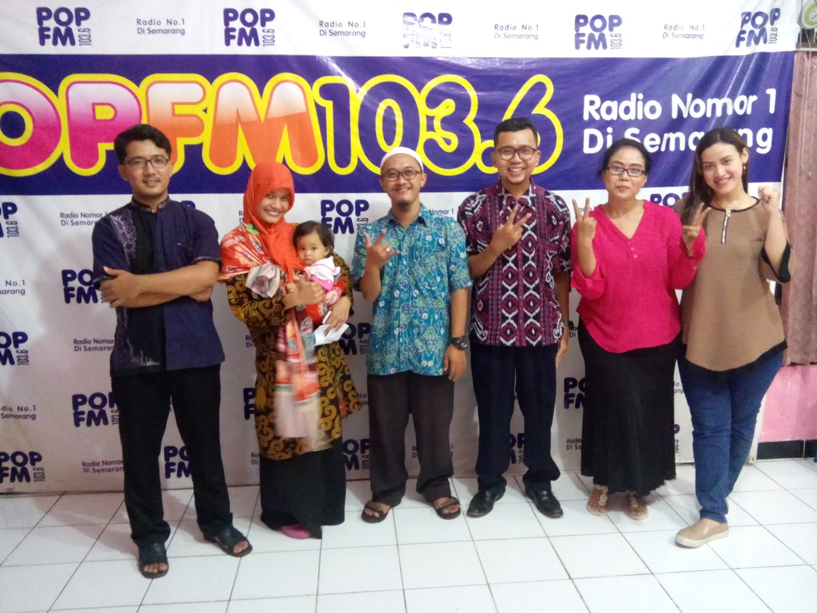 Hari ke dua Ramadhan atau Jumat 18 Mei 2018 SD Labschool Unnes dapat kesempatan untuk siaran di Pop FM Semarang Kami dijadwalkan mengisi acara "Dunia